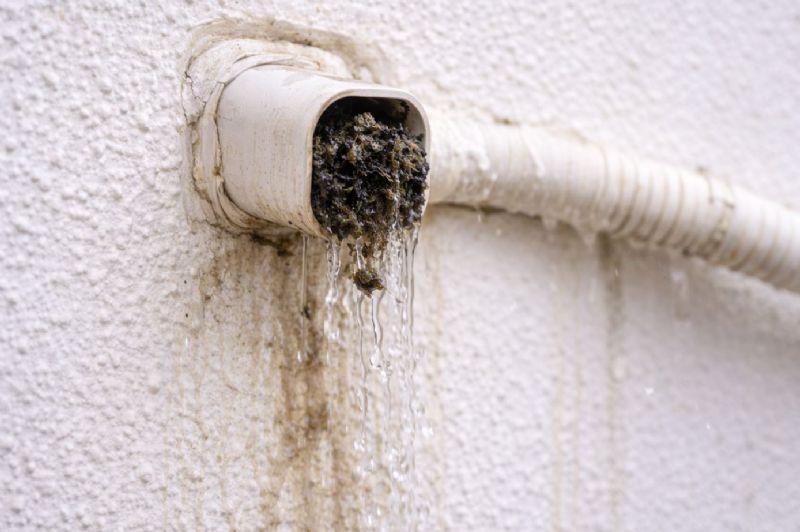 外牆冷氣排水孔堵住了？常見原因與解決方式